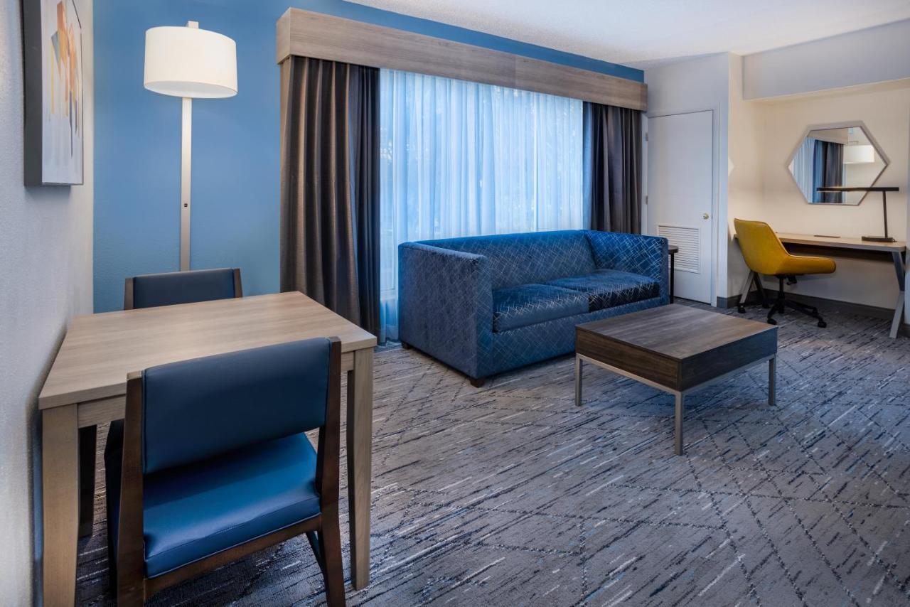 Holiday Inn Express And Suites Tampa I-75 At Bruce B. Downs By Ihg מראה חיצוני תמונה