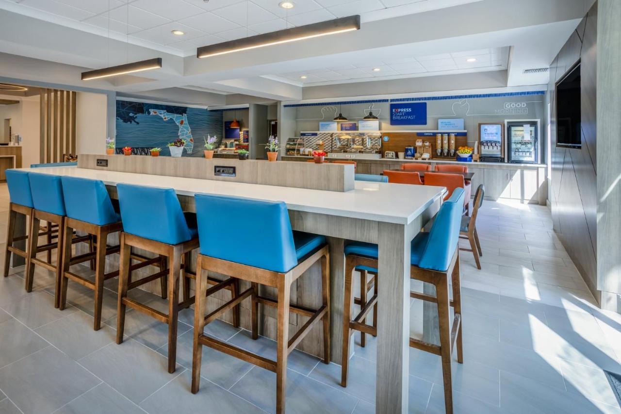 Holiday Inn Express And Suites Tampa I-75 At Bruce B. Downs By Ihg מראה חיצוני תמונה