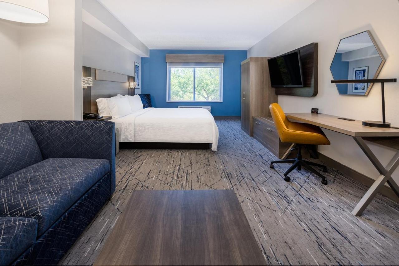 Holiday Inn Express And Suites Tampa I-75 At Bruce B. Downs By Ihg מראה חיצוני תמונה