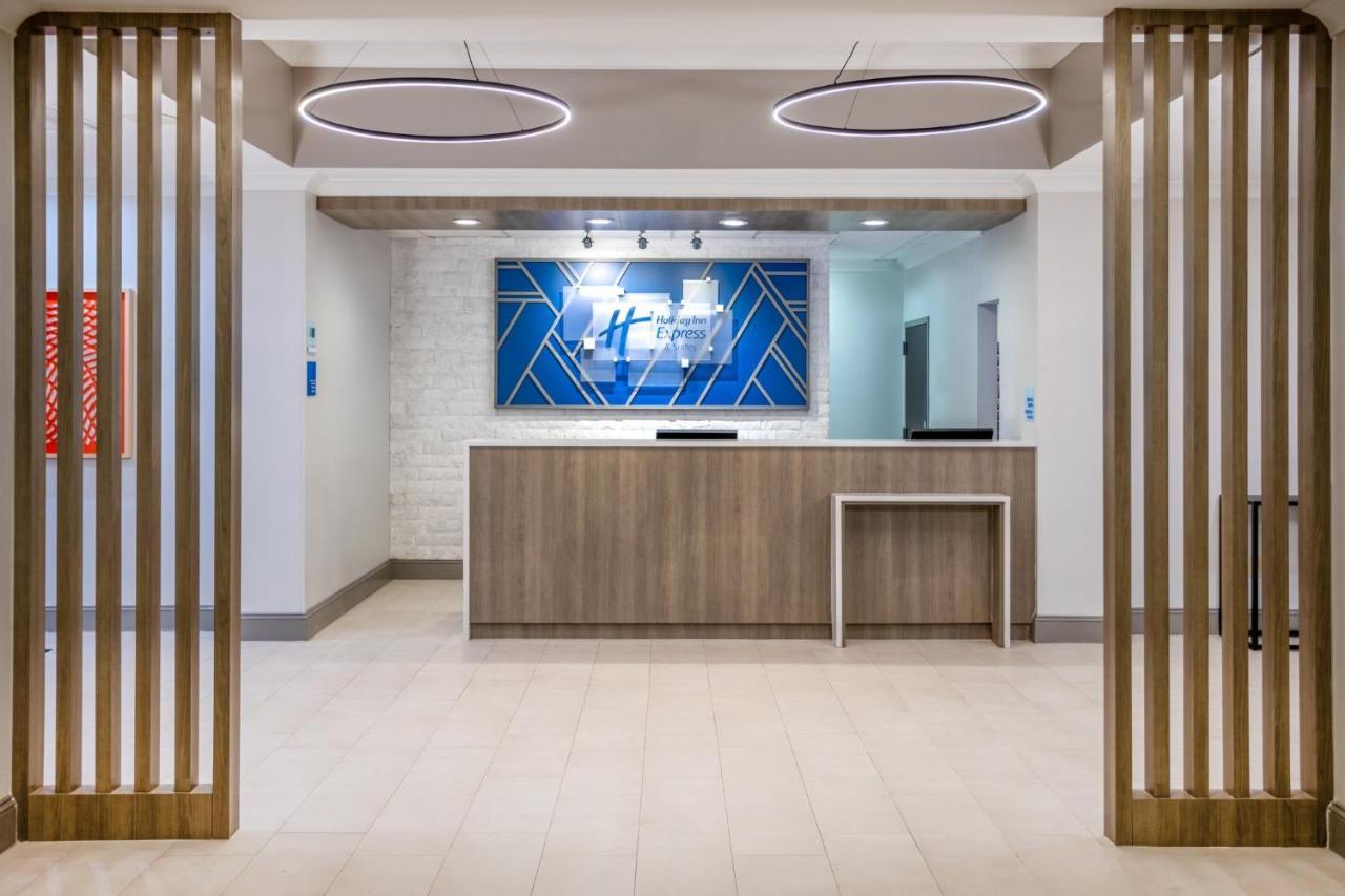 Holiday Inn Express And Suites Tampa I-75 At Bruce B. Downs By Ihg מראה חיצוני תמונה