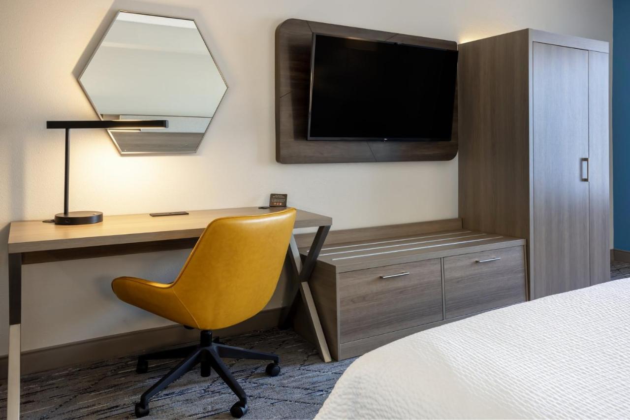 Holiday Inn Express And Suites Tampa I-75 At Bruce B. Downs By Ihg מראה חיצוני תמונה