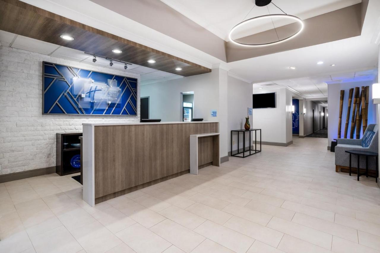 Holiday Inn Express And Suites Tampa I-75 At Bruce B. Downs By Ihg מראה חיצוני תמונה