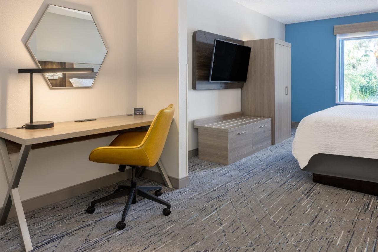 Holiday Inn Express And Suites Tampa I-75 At Bruce B. Downs By Ihg מראה חיצוני תמונה